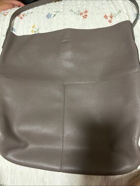 Women’s Minimalist Pebbled Shoulder Bag — Taupe